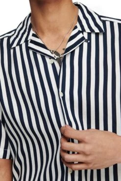 "ONSWAYNE LIFE SS VISCOSE SHIRT NOOS" Short-sleeved Shirt Blue-white By ONLY And SONS 9 "ONSWAYNE LIFE SS VISCOSE SHIRT NOOS" Short-sleeved Shirt Blue-white By ONLY And SONS -Men Fashion Clothing Store 539621d